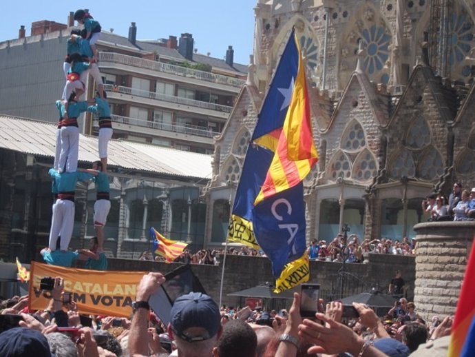 Castellers a favor de la consulta soberanista frente a la Sagrada Familia