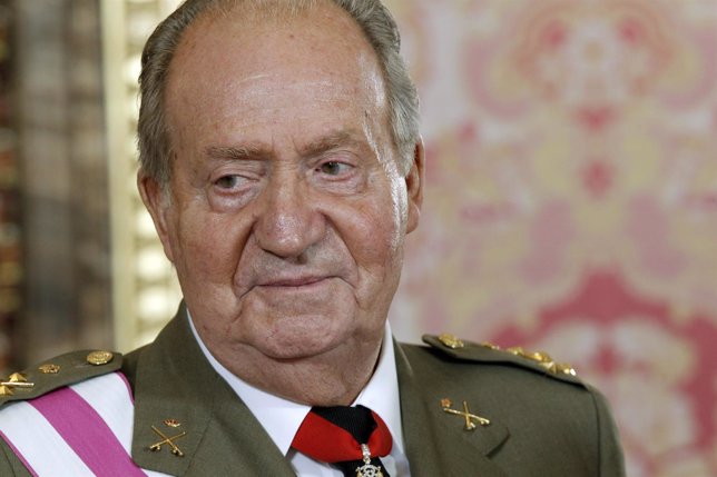 El Rey durante la rececpión posterior al desfile de las Fuerzas Armadas