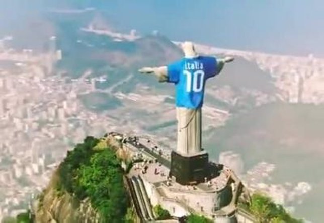 Cristo Redentor de Río de Janeiro con la camiseta de la selección italiana