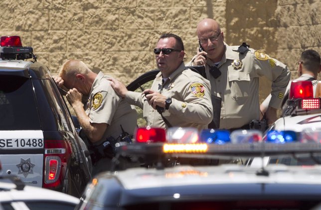 Policías junto al centro donde ocurrió el tiroteo de Las Vegas