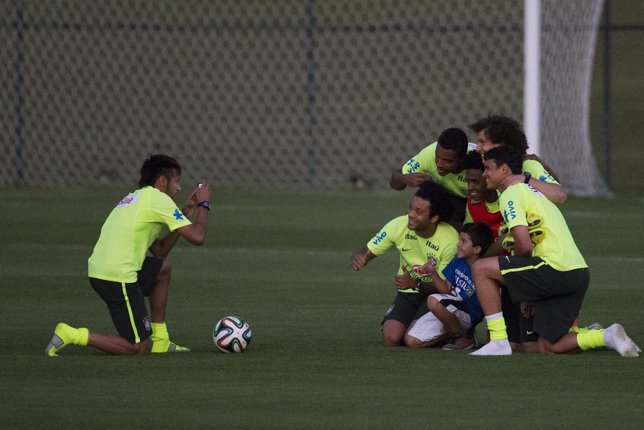 Neymar hace una foto a un niño que se coló en entrenamiento de Brasil