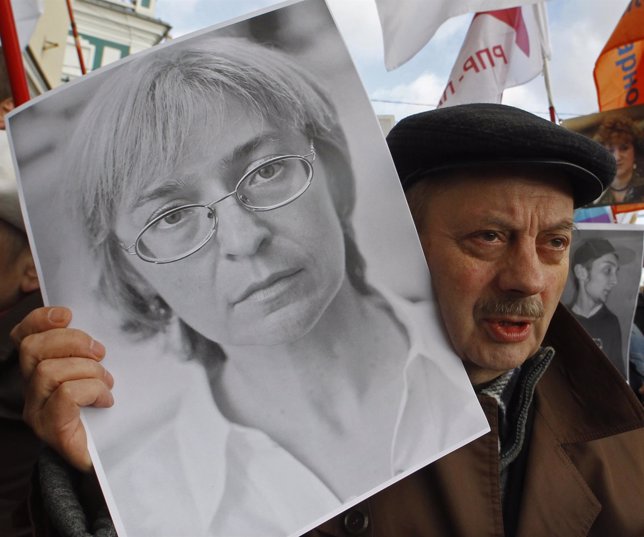Un manifestante sostiene una foto de Anna Politkovskaya.
