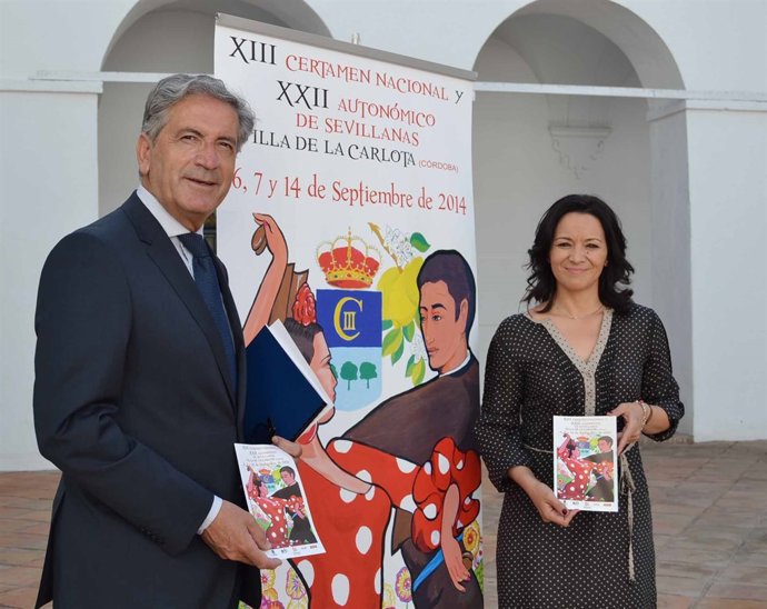 Pineda y Crespín con el cartel del concurso