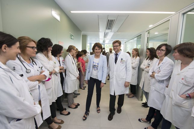 Yolanda Barcina visita las nuevas instalaciones del Hospital d Día de Oncología.