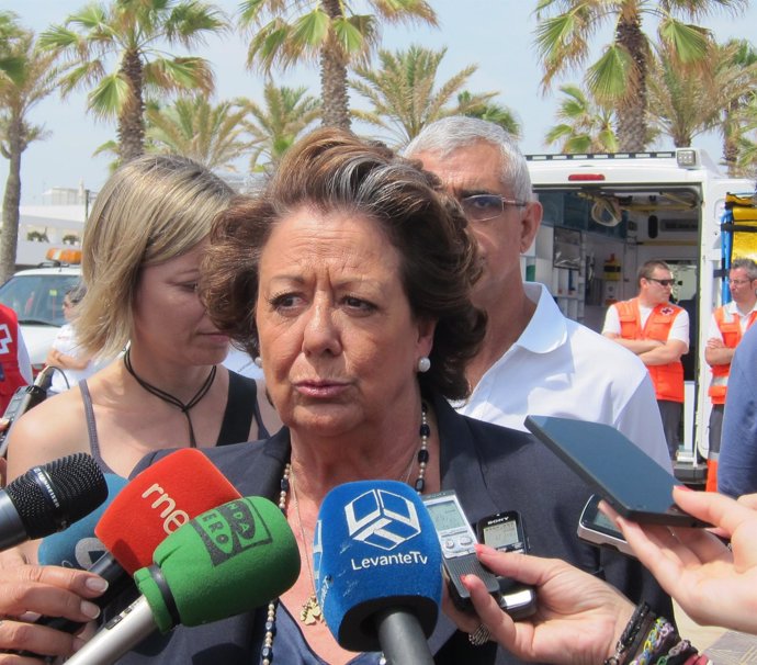 Rita Barberá atendiendo a los periodistas