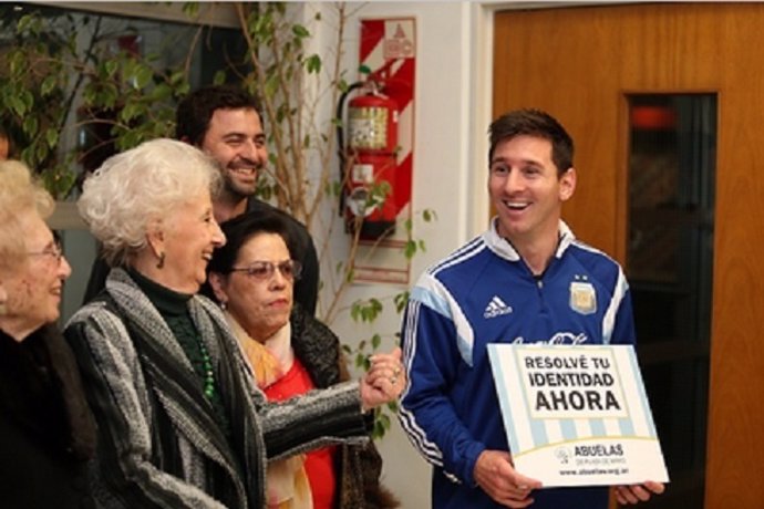 Abuelas de Plaza de Mayo con Messi