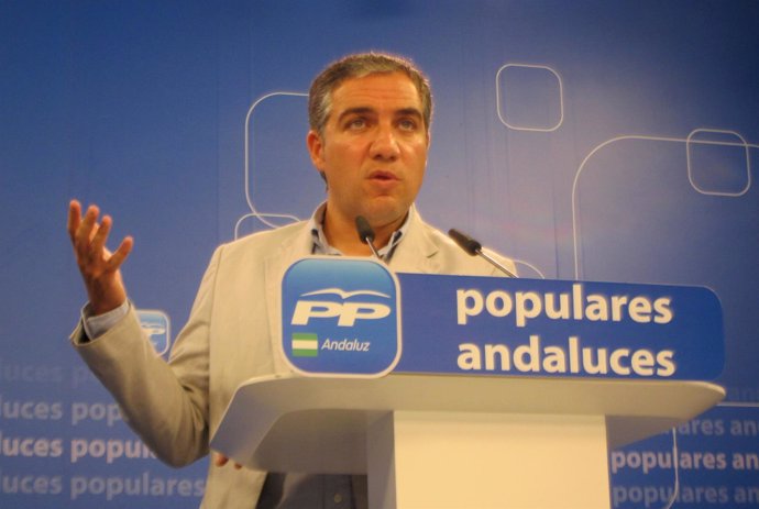 El portavoz del PP-A, Elías Bendodo, en rueda de prensa en el PP-A
