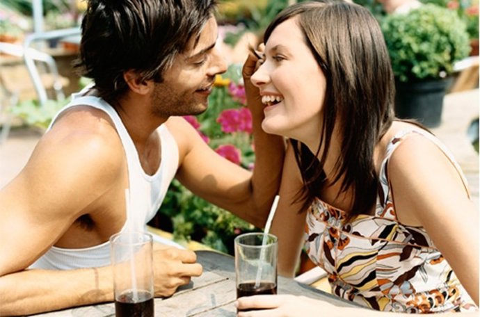 Pareja tomando cara a cara encuentros meetic