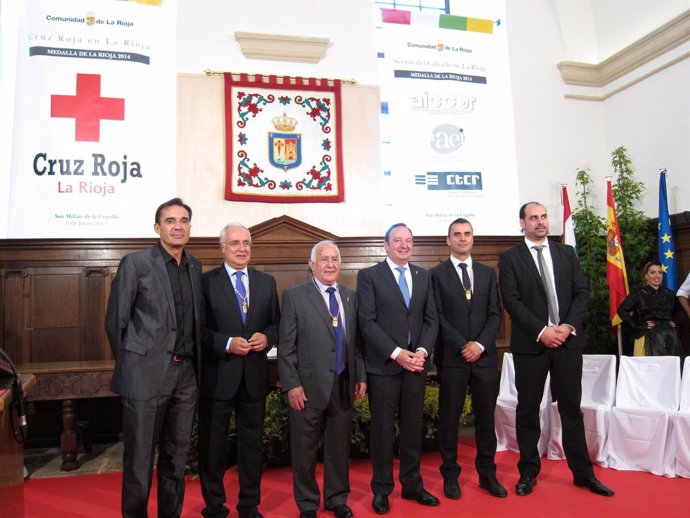 Sanz con los galardonados con las Medallas del Día de La Rioja