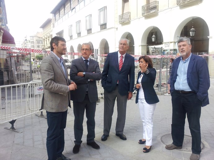 Suárez y Alós han visitado las obras en el centro de la ciudad de Huesca
