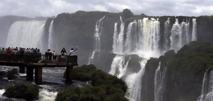 Turistas sacando fotografías en el Parque Nacional de Iguazú. Cataratas. 