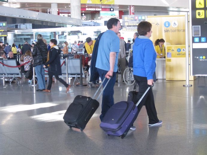 Viajeros en el aeropuerto de málaga turismo turistas pasajeros maletas viaje 