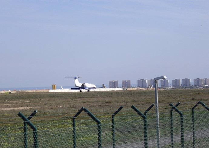 Aterrizaje De Un Avión En El Aeropuerto De El Altet