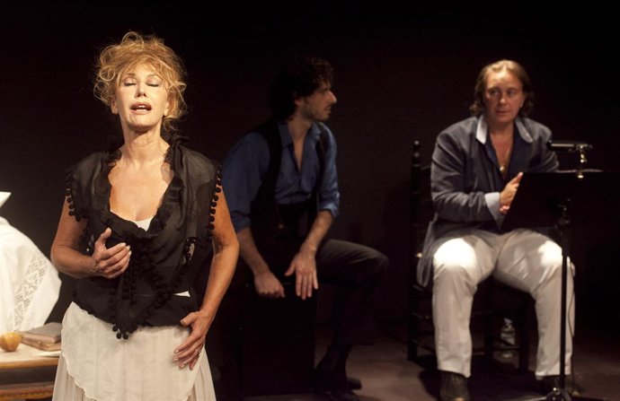 Victoria Vera, en primer plano, durante la presentación.