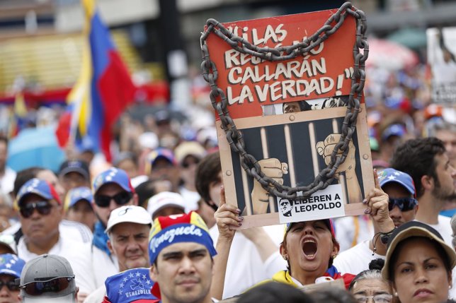Opositores venezolanos piden la dimisión de Maduro
