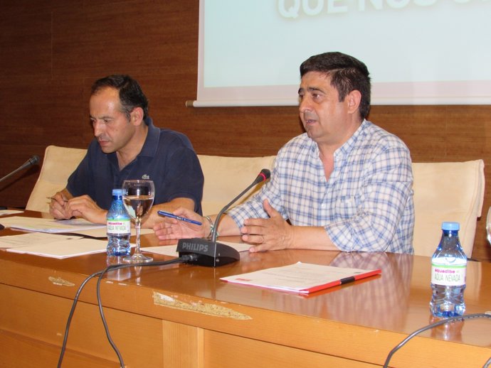 Francisco Reyes (a la derecha), este lunes en una reunión con alcaldes