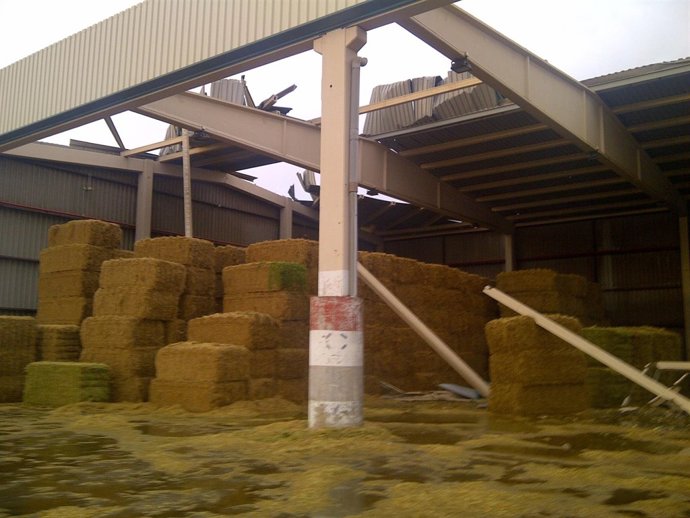 Deshidratadora con tejado levantado por el viento