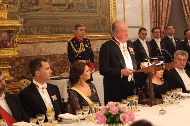 El Rey junto al Príncipe en cena de gala con Peña Nieto