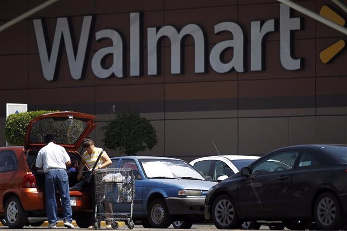 Un grupo de clientes a las afueras de una tienda de la cadena Wal-Mart en Ciudad