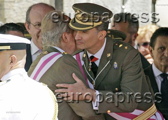 Principe Felipe y rey  juan carlos beso y abrazo escorial