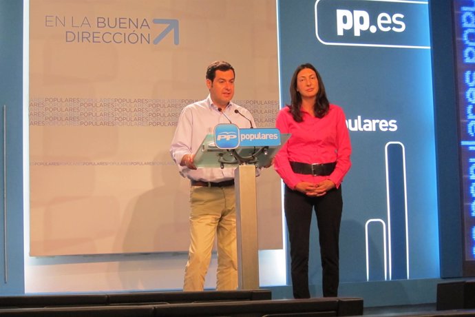 Juanma Moreno y Loles López en rueda de prensa en Génova