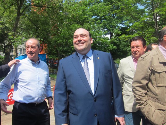 Caunedo, en el centro, durante la celebración de La Balesquida. 