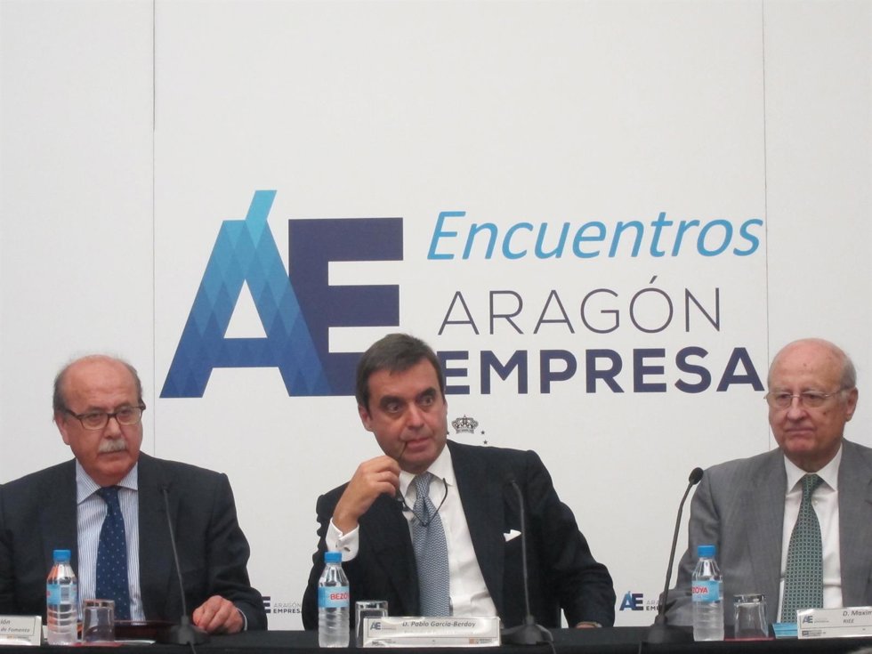 Elbajador de España en Alemania, Pablo García-Berdoy, en el centro