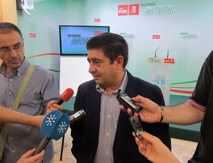 El secretario general del PSOE de Jaén, Francisco Reyes, atiende a los medios.