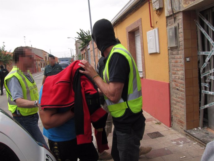 La Guardia Civil conduce a uno de los detenidos a la carnicería para el registro