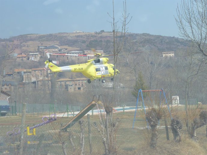 Helicóptero Cargando Agua En El Camping De Laspaúles. Incendio La Ribagorza
