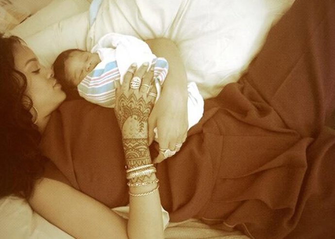 Rihana con su nueva sobrina