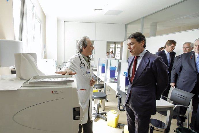 Ignacio González en un centro de salud