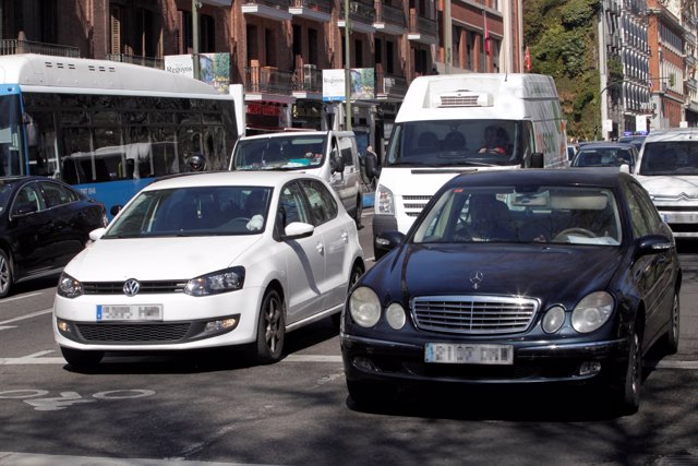 Tráfico en una céntrica calle de Madrid, a 17 de marzo de 2014.