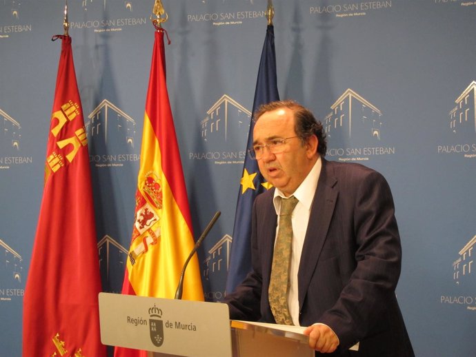 El rector de la Universidad de Murcia (UMU), José Orihuela