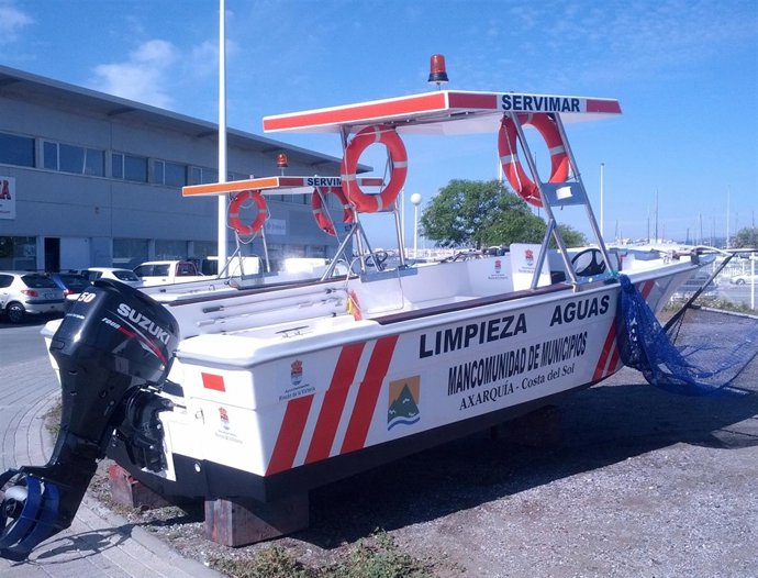 Barco limpieza aguas Axarquía