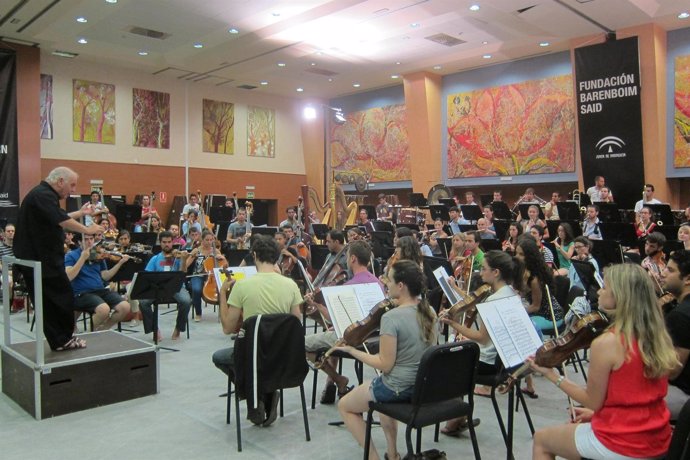 Daniel Barenboim y su orquesta en un ensayo