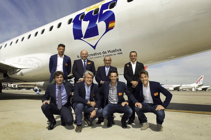 Avión de Air Europa vinilado con el escudo del R.C. De Huelva.T2 Madrid.De izqda
