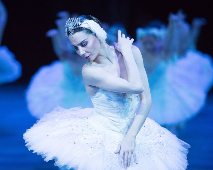 Tamara Rojo performing in English National Ballet's Swan Lake in the round, tech