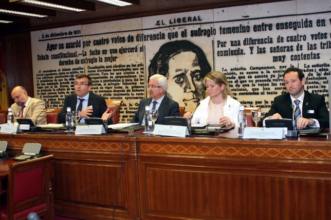 Martínez, a la derecha, durante el Foro de las Autonomías. 