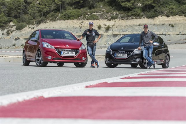 Viñales y Rins, embajadores de Peugeot