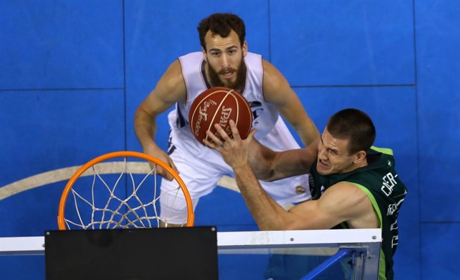 Sergio Rodríguez pelea el balón ante un jugador de Unicaja