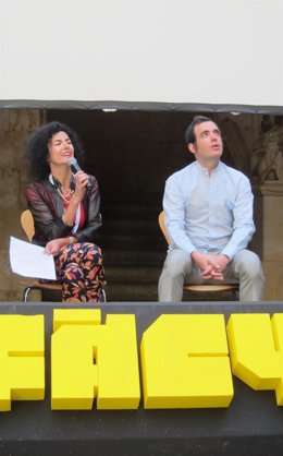 El director de Cal y Canto junto a la coordinadora del FÀCYL