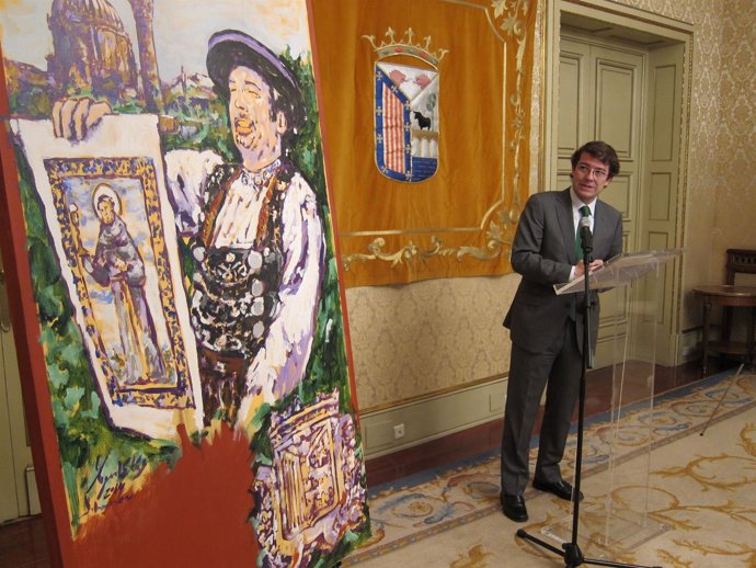 El alcalde de Salamanca mira el cartel de las fiestas de San Juan de Sahagún