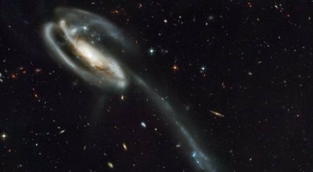 Material arrancado de una galaxia tras una colisión