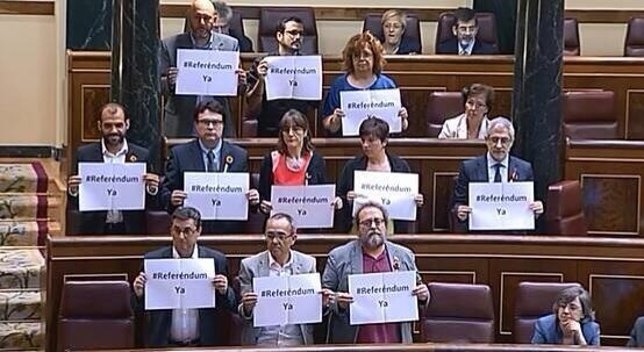 Diputados de Izquierda Plural con un cartel pidiendo referéndum 