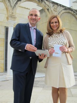 Serrano (dcha.) sostiene el libro de Álvaro Vega junto a su autor