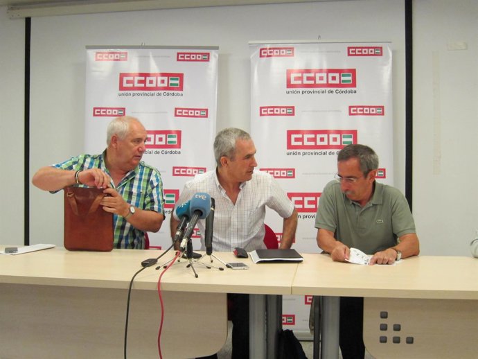 Carbonero y el secretario de CCOO-Córdoba miran a Górriz durante la convocatoria