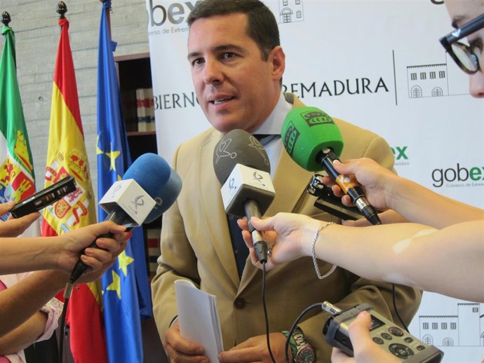 Pedro Tomás Nevado-Batalla, consejero de Administración Pública de Extremadura