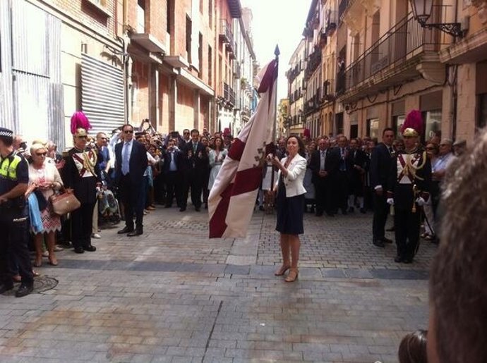 La alcaldesa da el segundo 'banderazo'