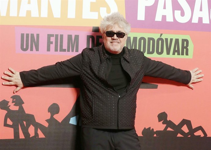 Almodóvar en el estreno de Los amantes pasajeros